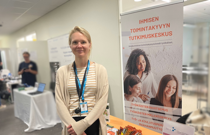 Tutkimuksen ravitsemusasiantuntija ja tutkija Aino Kipfer Satahyvää-tutkimuspäivässä Ihmisen toimintakyvyn tutkimuskeskuksen pisteellä.