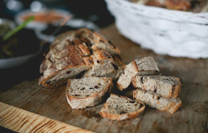 Kuvituskuva. Täysjyväleipää puisella leikkuulaudalla.