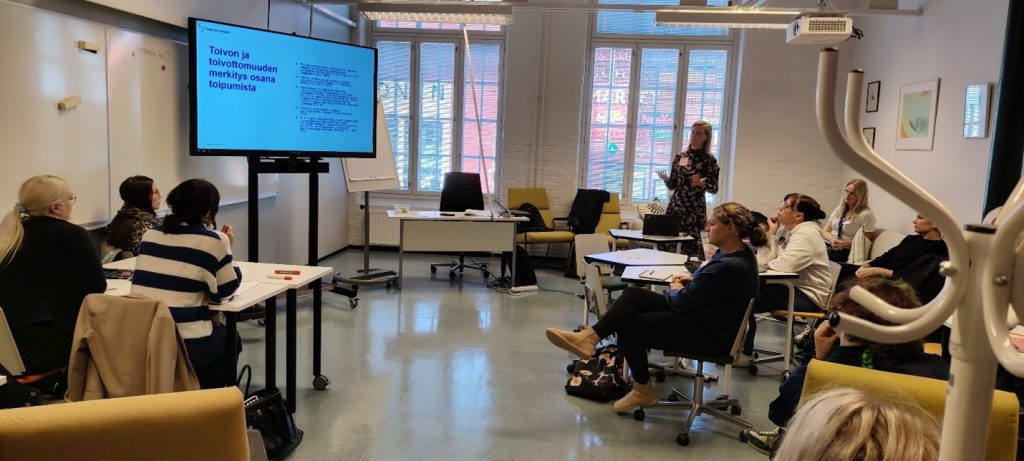 Opiskelijoita luokkahuoneessa.