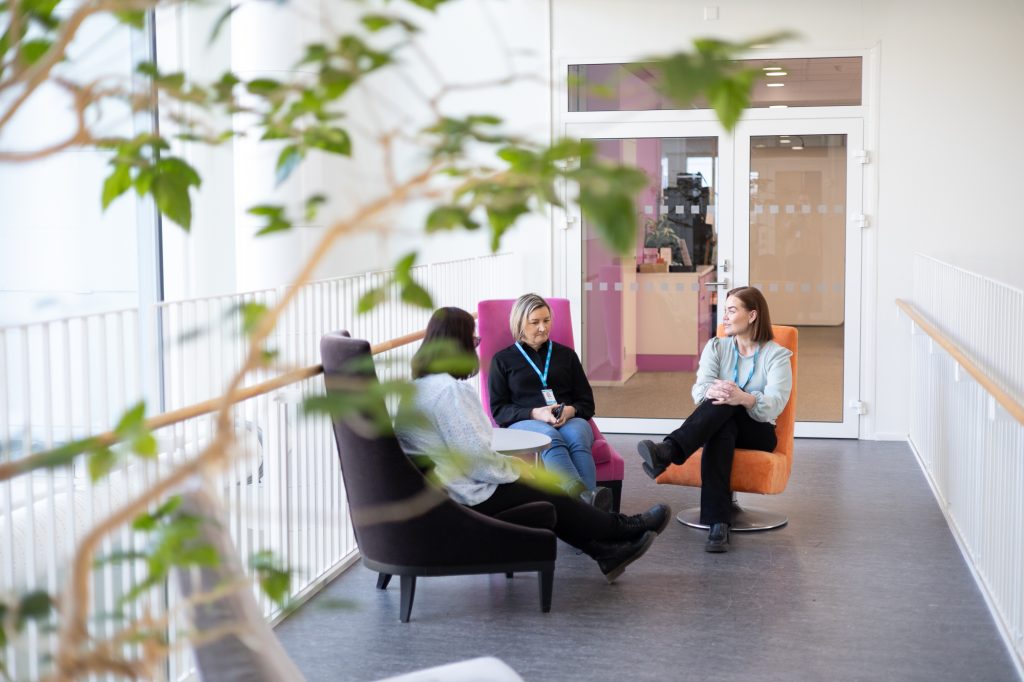 Hanketyöntekijät istuvat keskustelemassa