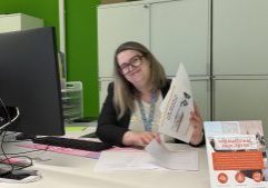 Marion istuu iloisena toimistossaan työpöydän ääressä.