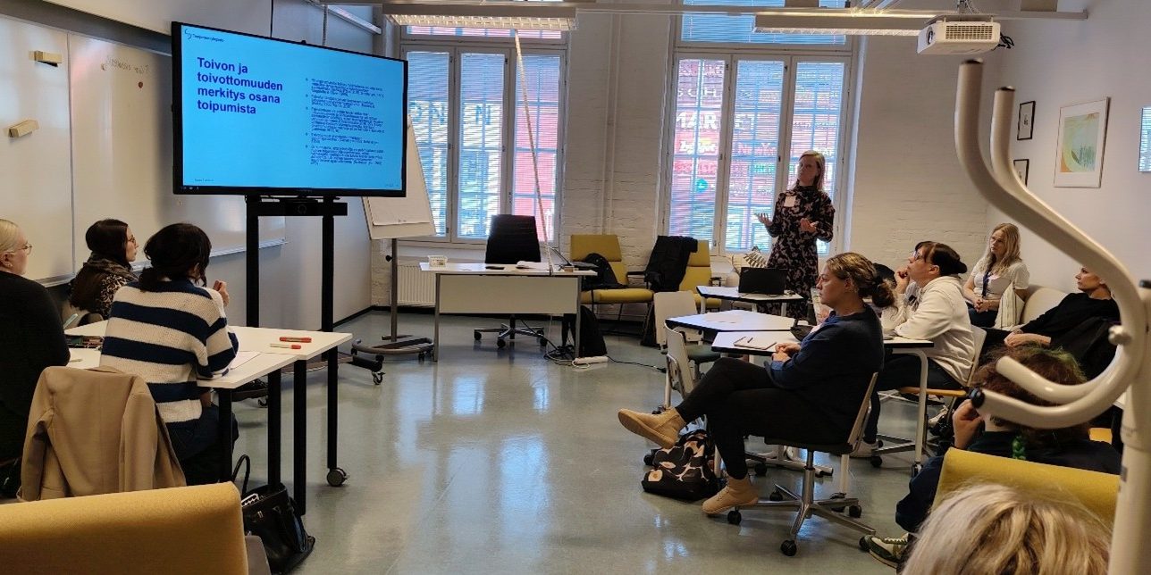 Opiskelijoita luokkahuoneessa.