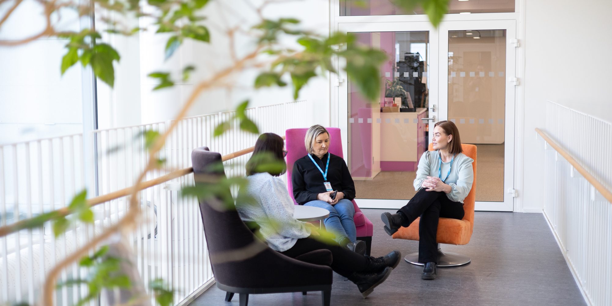 Hanketyöntekijät istuvat keskustelemassa