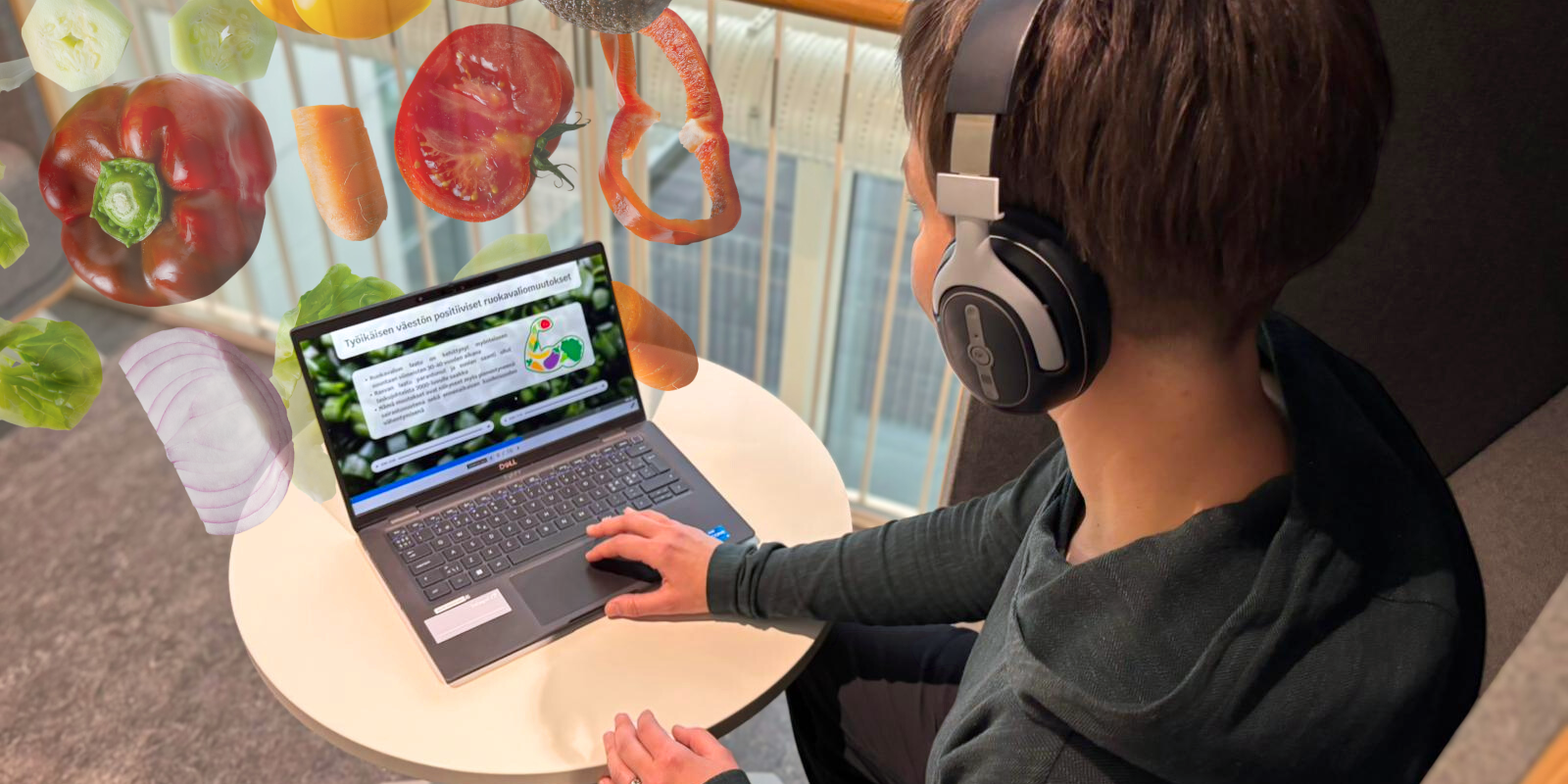 Nainen tekemässä verkkokurssin ensimmäistä moduulia.