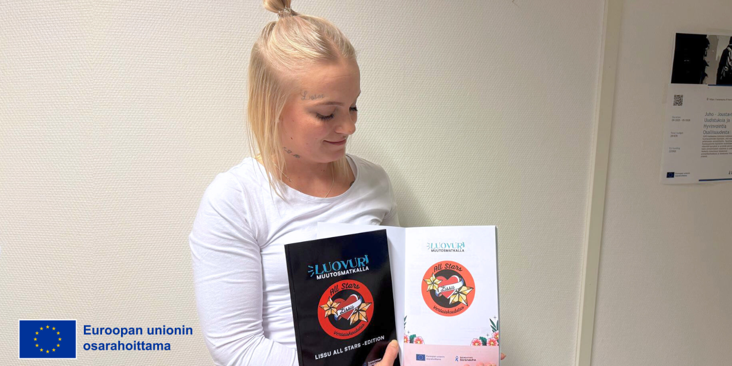 Vivika Tolvanen esittelee Lissu All Stars -harjoituskirjoja.