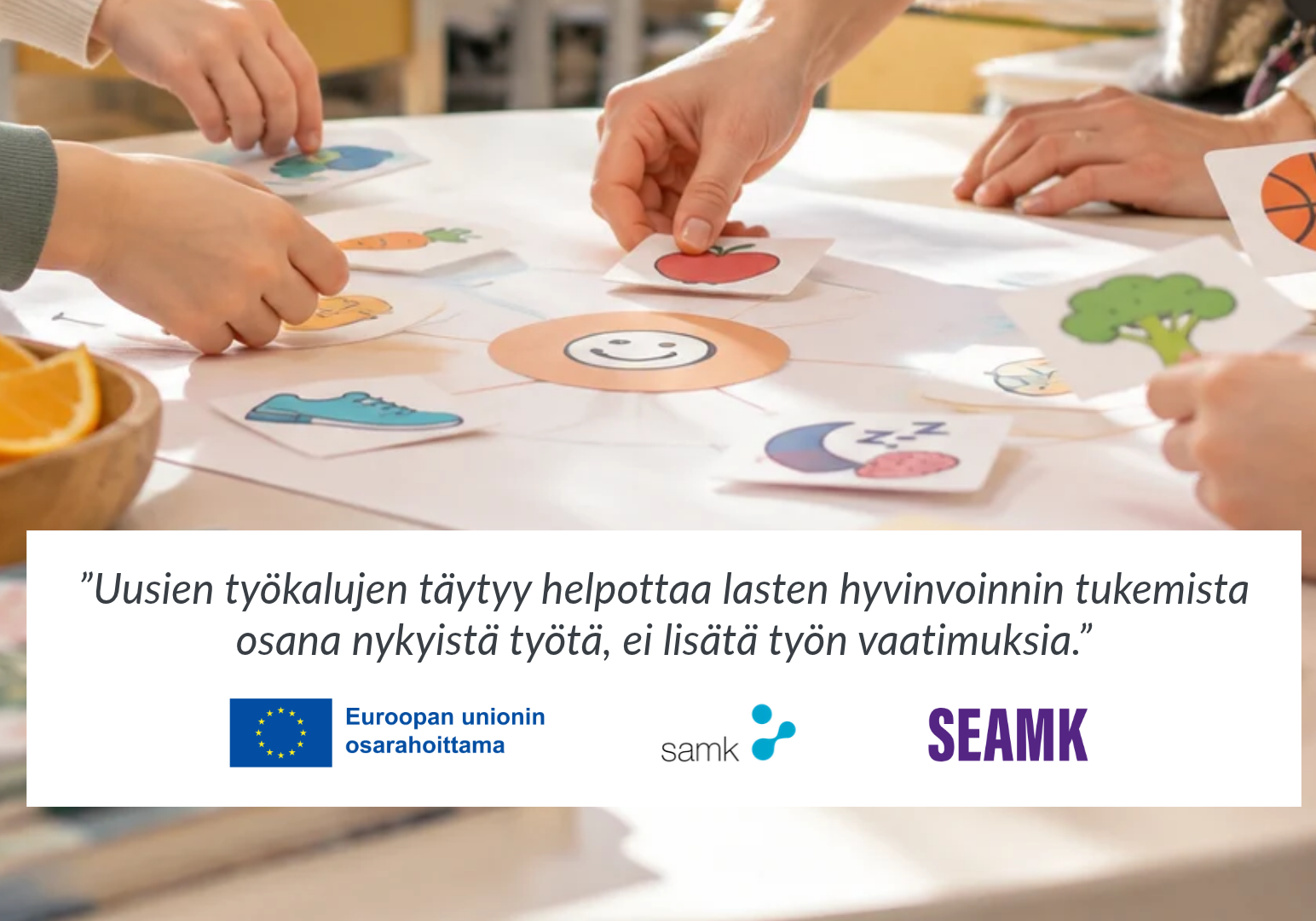 Tekoälyllä luotu kuvituskuva, jossa aikuiset ja lapset käsittelevät yhdessä hyvinvointiin liittyviä kuvakortteja pöydän ääressä. Kuvan alaosassa on lainaus uusien työkalujen hyödyntämisestä osana nykyistä työtä sekä EU:n, SAMKin ja SeAMKin tunnukset.